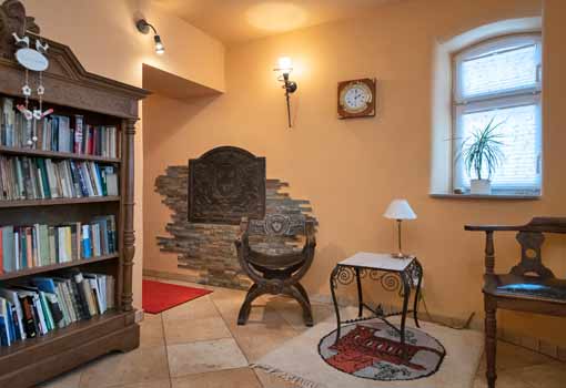 Bibliothek im Eingangsbereich